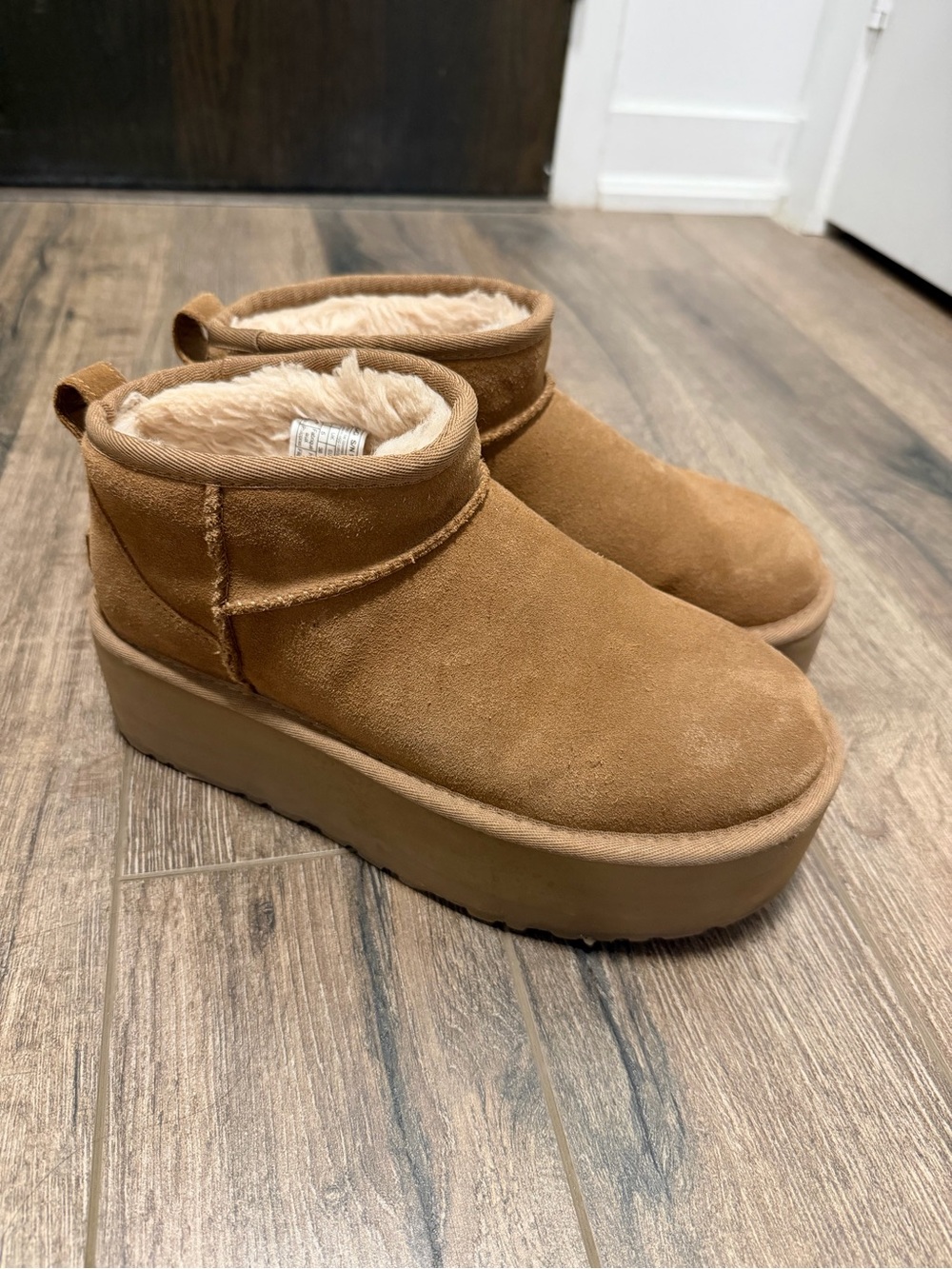 UGG Classic Ultra Mini Platform in Chestnut